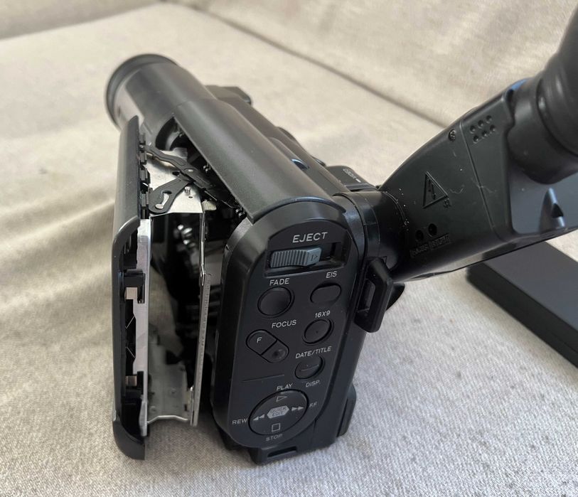 Camera video Hitachi VM-H610E Hi8 PAL cu incarcator si acumulatori