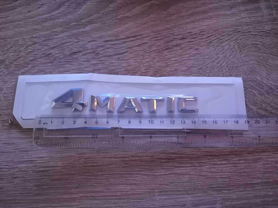 сребрист надпис Mercedes Benz 4matic