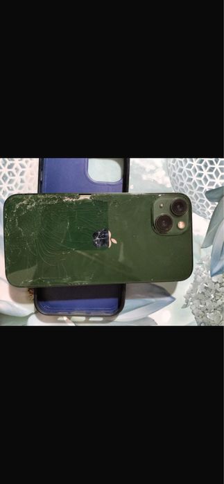 Продам айфон 13 с трешинами