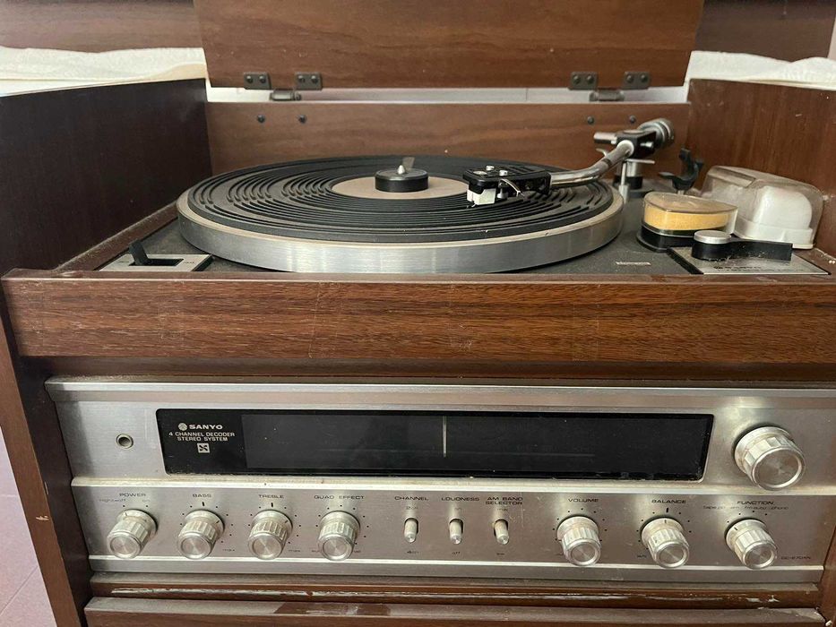 Висококачествена винтидж аудио система с грамофон Sanyo