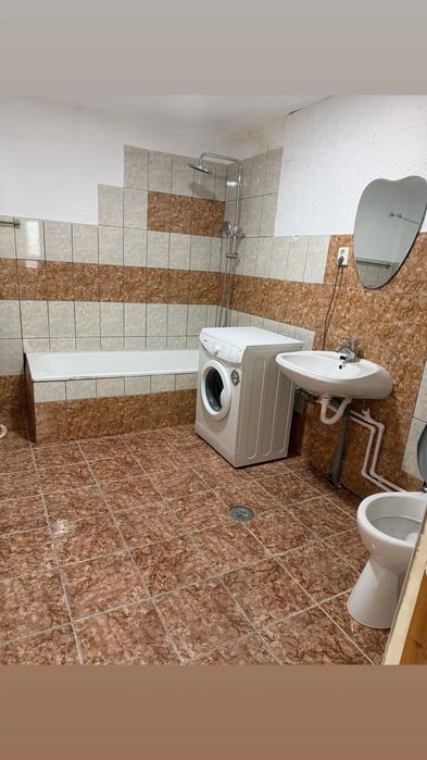 Inchiriez  casa la curte