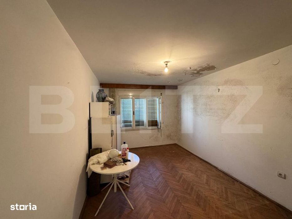 Casa spatioasa cu 6 camere, teren 700 mp, garaj si terasa