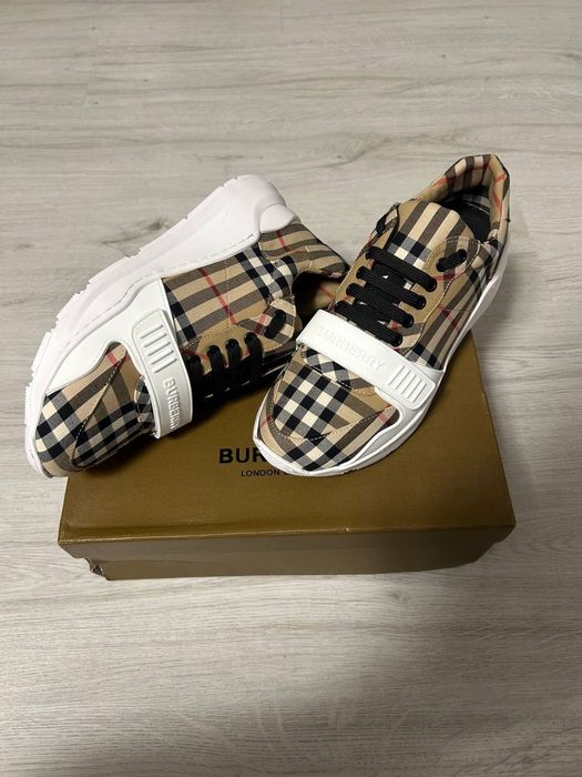 Adidași Burberry mărimea (43)