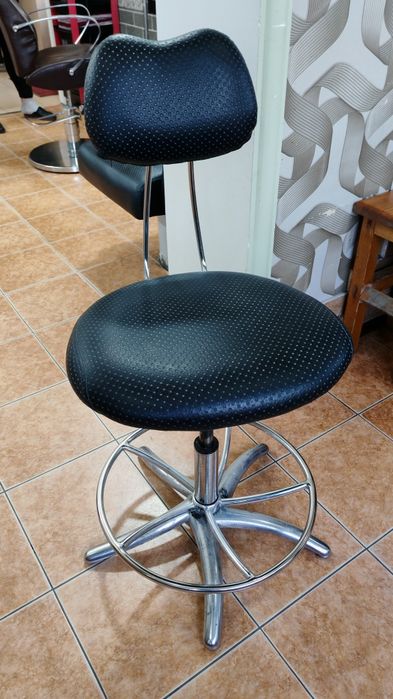 Ishlatilgan manikyur kreslosi, ta'mirlashga muhtoj.