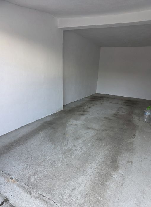 VAND GARAJ din caramida situat  in zona centrala