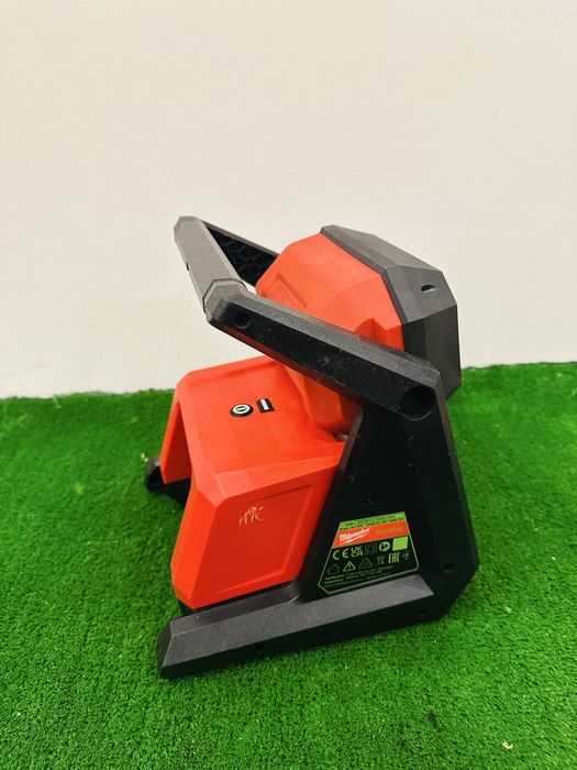 Lanterna Milwaukee M18 HOAL