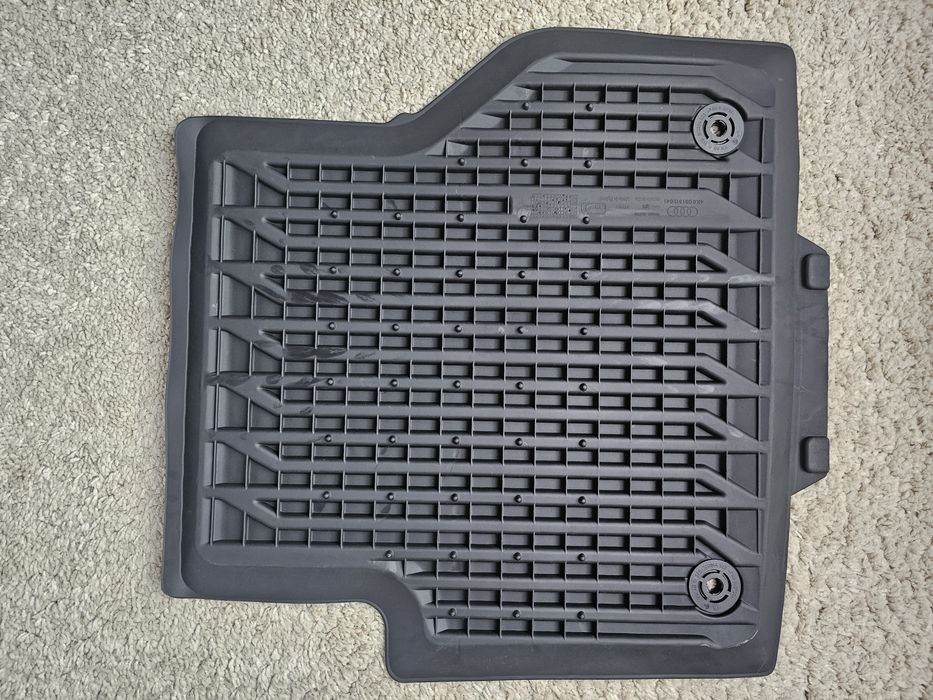 Продавам оригинални гумени стелки за Ауди А6 С8, Ауди А7