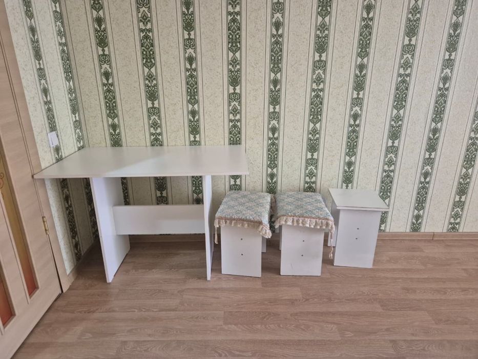 Кухонный стол и табуретки