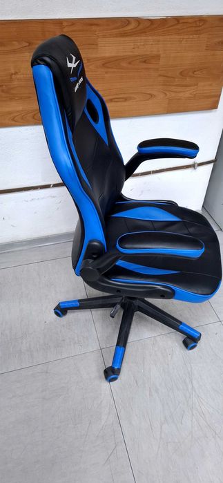 Vând scaun gaming in stare foarte bună folosit foarte putin