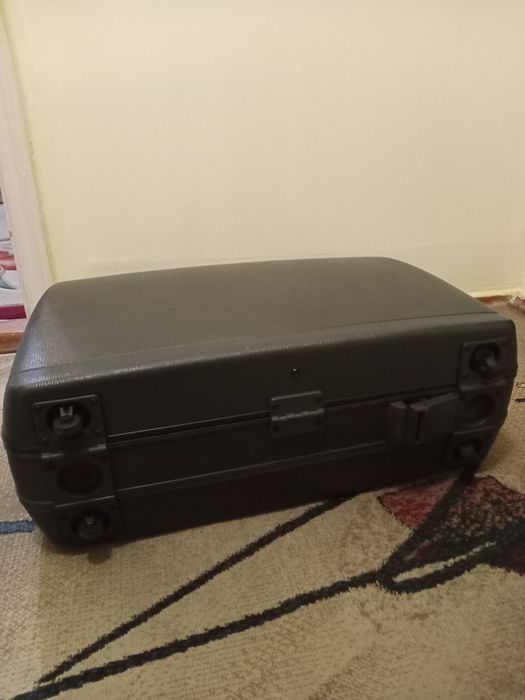 Продам чемодан на колесиках 70×50×27см