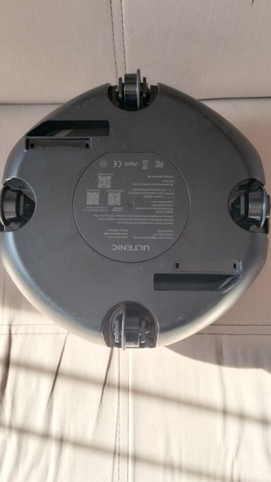 Робот за почистване на басейн