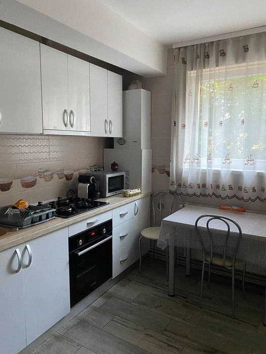 Inchiriez apartament cu 3 camere