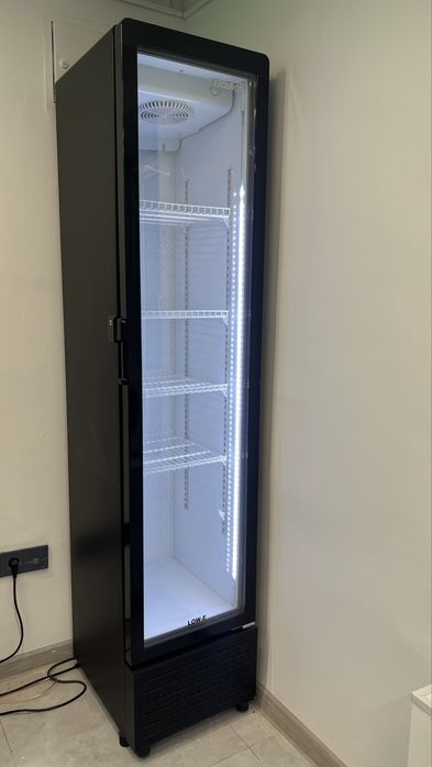 Продам витринный холодильник