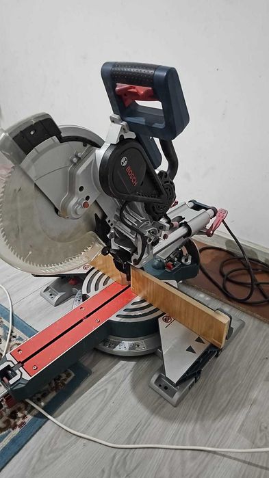 Пила торцовочная Bosch