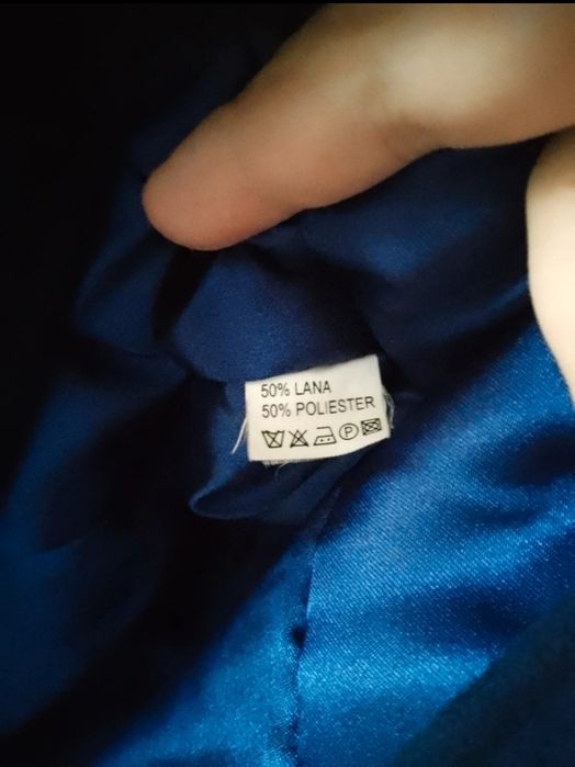 Vând palton dama Janice, ca nou, mărimea 42, purtat foarte puțin.