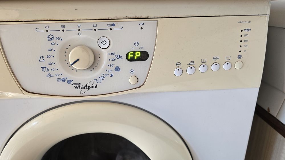 Продавам пералня Whirlpool AWM 6122