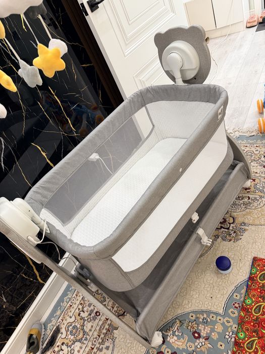 Детская люлька-манеж с маятником и мобилью