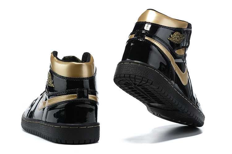 Нови дамски маратонки Nike Air Max Jordan 1 Mid налични 38 номер