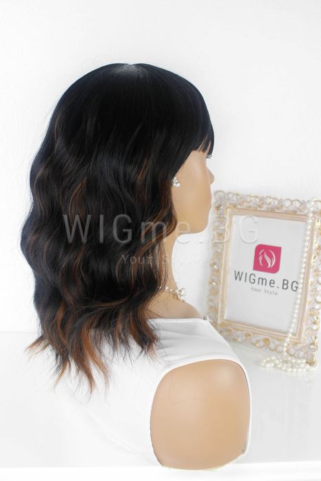 Черна перука с кестеняви кичури на вълни с бретон Дейзи