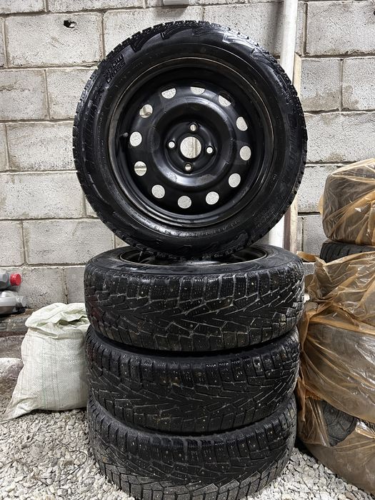 Продам диск с резиной 4 шт на R15 стояли Хендай  Акцент