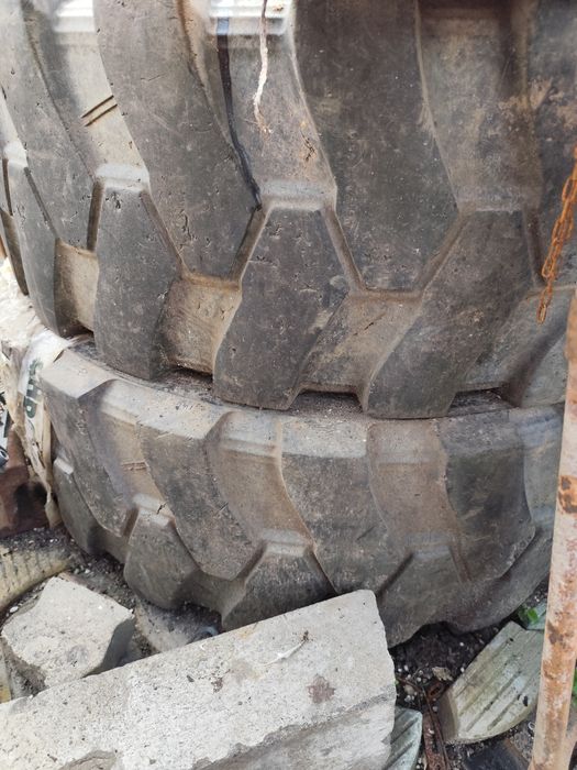 Vând cauciucuri utilaje foarte grele