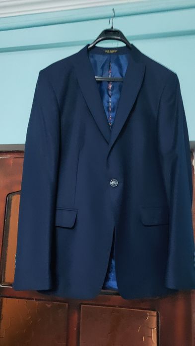 Продам Костюм+ Брюк. только 1 раз одел на свадьбу.галстук в бонусе  от