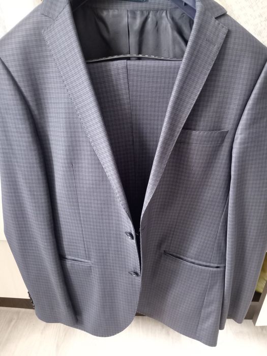 Продам 2 костюма