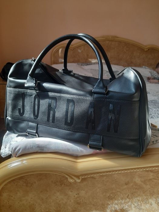 Спорт сумка.  Қара түсті.  Бірақ рет қолданған.