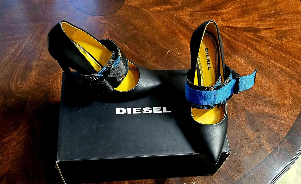 DIESEL дамски черни обувки на ток, с Регулируеми цветни каишки.