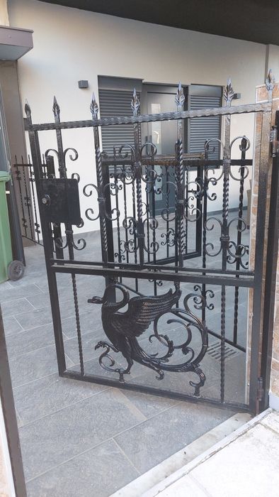 Изработка на метални конструкции, огради, порти, парапети и маси
