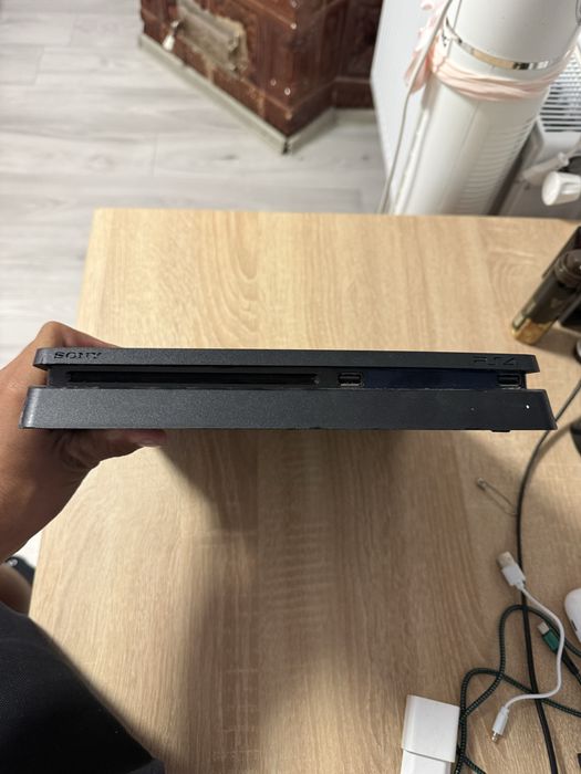 Vând PS4 Slim cu o singura maneta