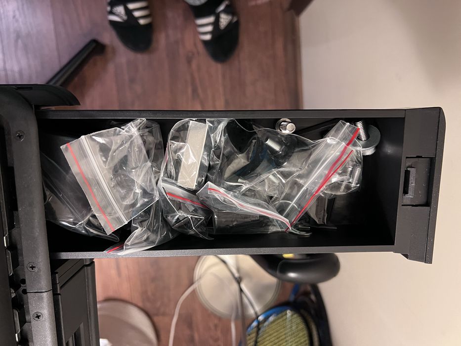 Машина за наплитане на тенис и бадминтон ракети.