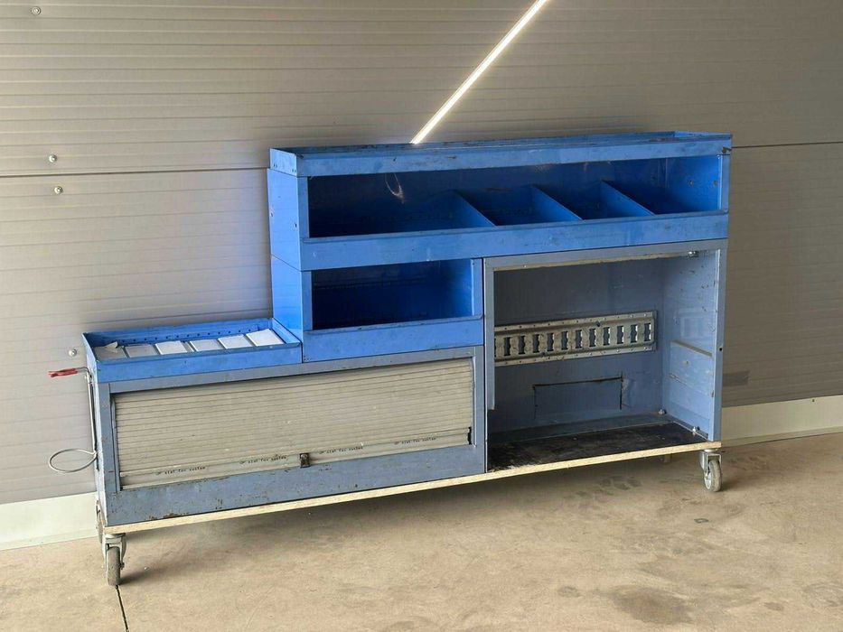 Метална работна маса на колела - лично предaване