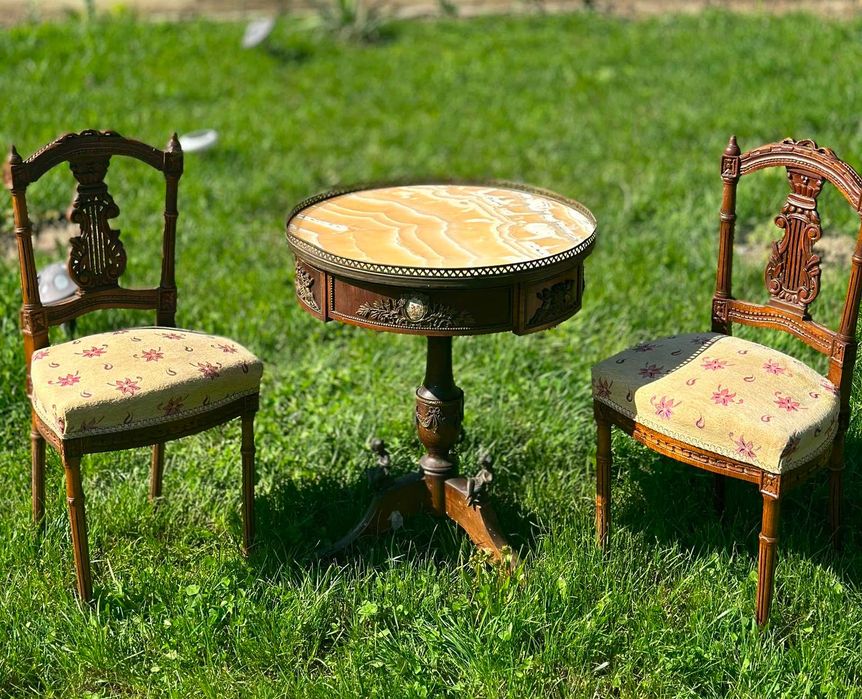 Set salon vintage Louis XVI – măsuță cu blat din onix și 2 scaune din lemn masiv