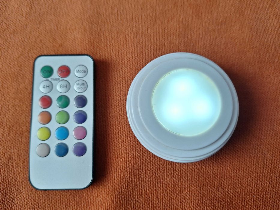 Lampa cu telecomandă reglaj lumina în 13 culori