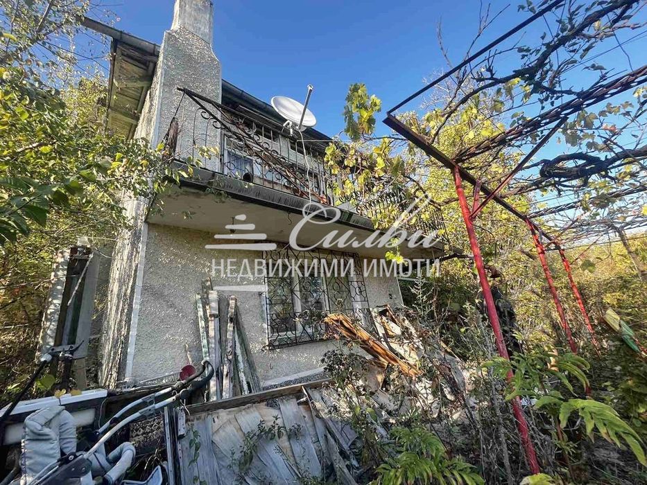 ДВУЕТАЖНА ТУХЛЕНА вила на плоча - м-т Под Манастира!!!