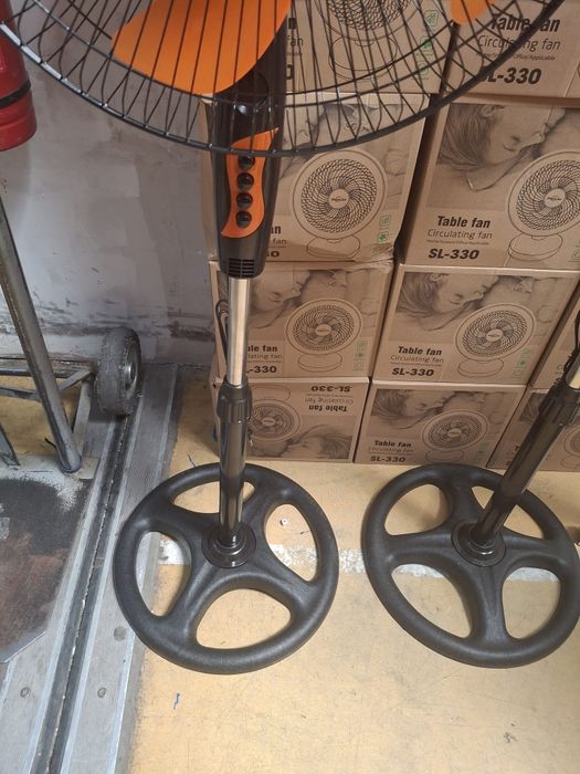 Ventilator Oscilant cu Picior, 3 viteze și buton iluminare