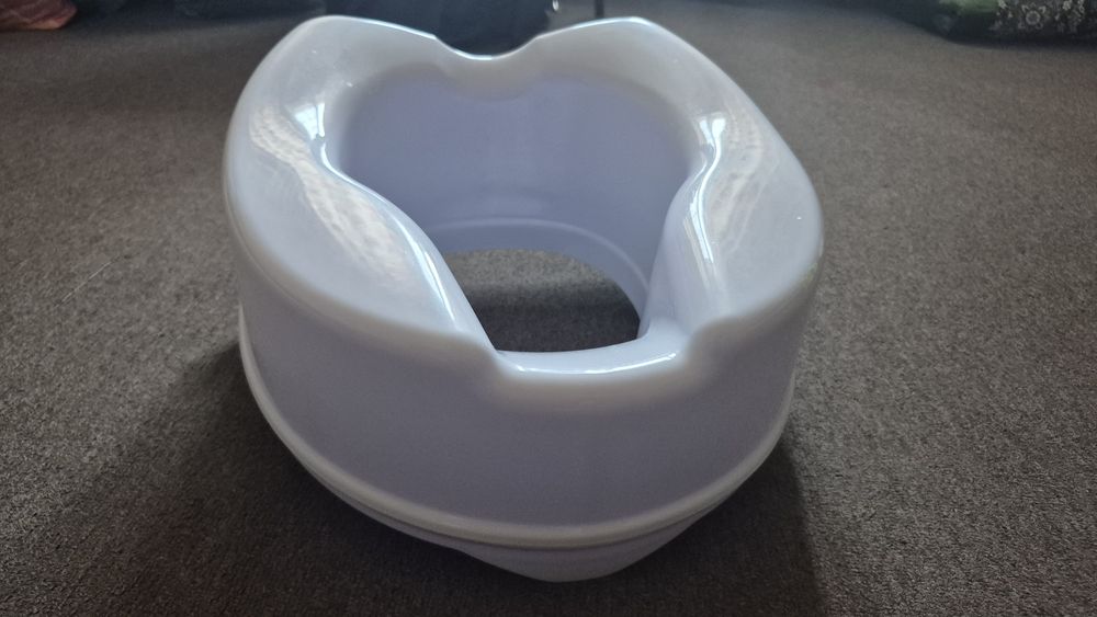 Насадка на унитаз / подъемник для туалета