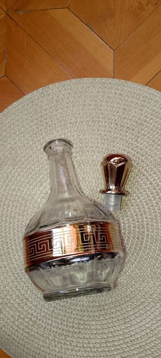 Стеклянный графин.