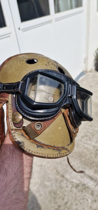 Cască de tanchist veche cu ochelari de protectie