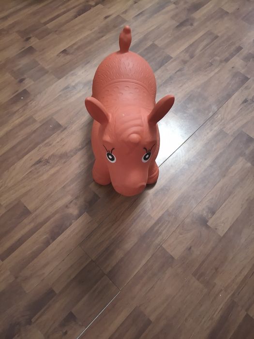 Vând minge poney roșu