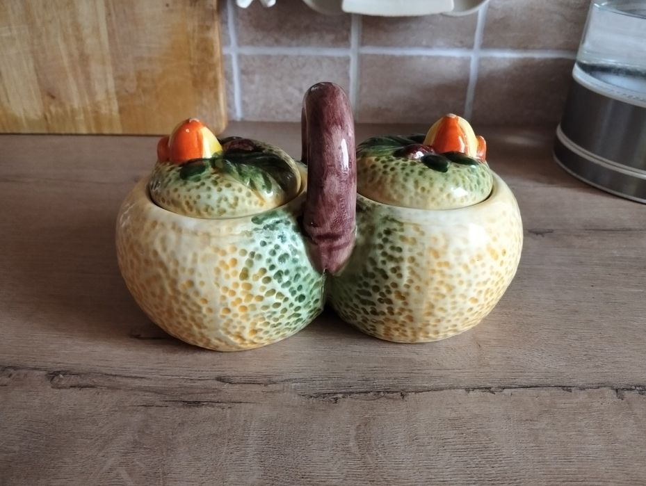 Продам фарфоровые солонку и перечницу.