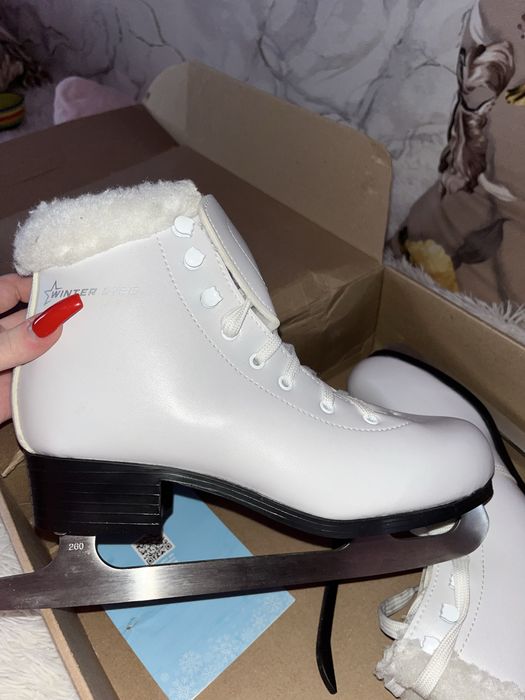 продам новые женские коньки