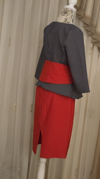 Costum elegant din 3 piese, fusta roșie, bluza cu peplum bleumarin