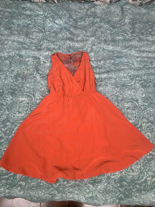 лятна рокля stradivarius S и дълга рокля Mango S