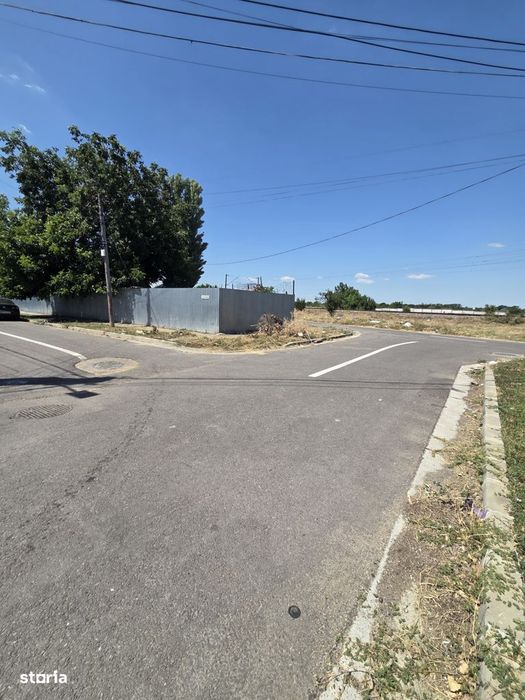 Teren deschidere din 3 străzi pretabil pentru activități comerciale