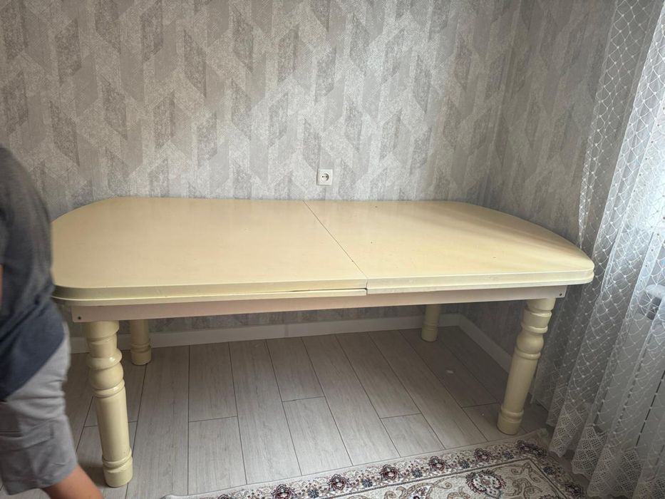 Кухонный стол бежевый