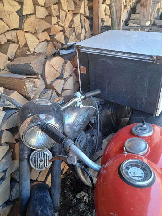 Подават се мотори ява на снимката. Моторите са ява и симсон.