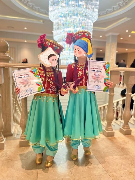 Сахналық көйлектер сатылады