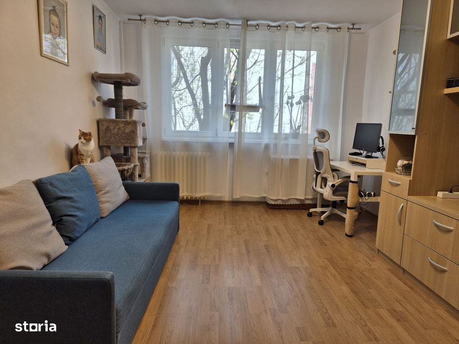 Apartament decomandat cu 4 camere, balcon, centrala, 2 locuri parcare